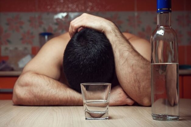 Vücut için ölümcül sonuçlara yol açan erkek alkolizmi