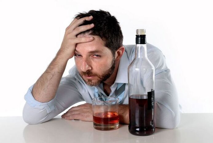 Alkolizmden muzdarip adam ve içmeyi nasıl bırakın