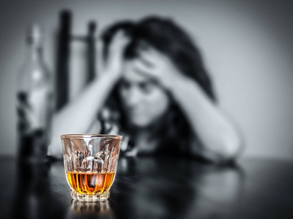 Sürekli stres bir kadını alkol almaya itiyor