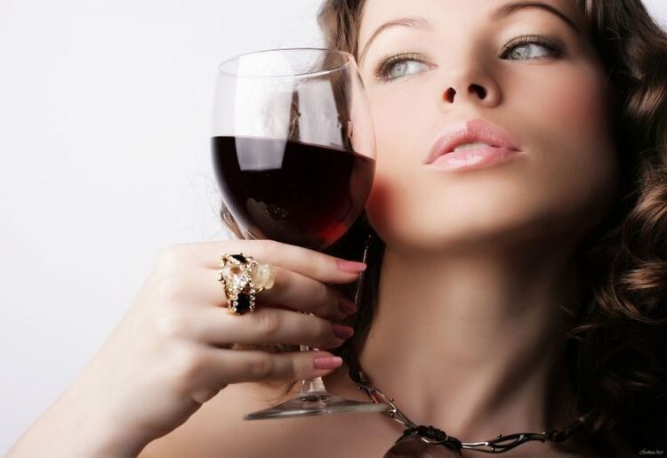 Zengin bir kadın da alkolizme yatkındır